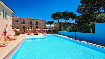 Piscina stagionale all'aperto, ombrelloni da piscina, lettini