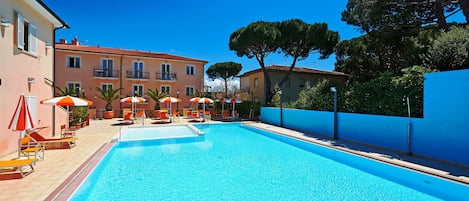 Piscina stagionale all'aperto, ombrelloni da piscina, lettini