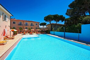 季節性室外游泳池，開放時間為 08:30 至 19:30，提供泳池遮陽傘和日光浴躺椅