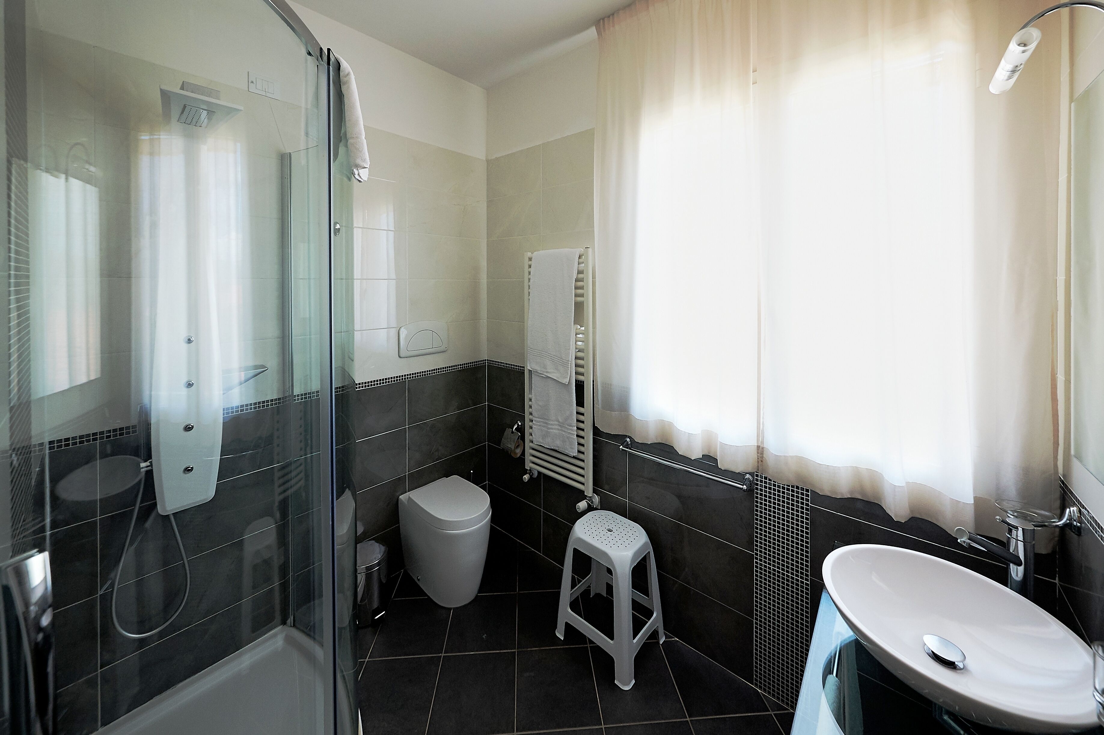 junior double room | bathroom | free toiletries, hair dryer, bidet, towels