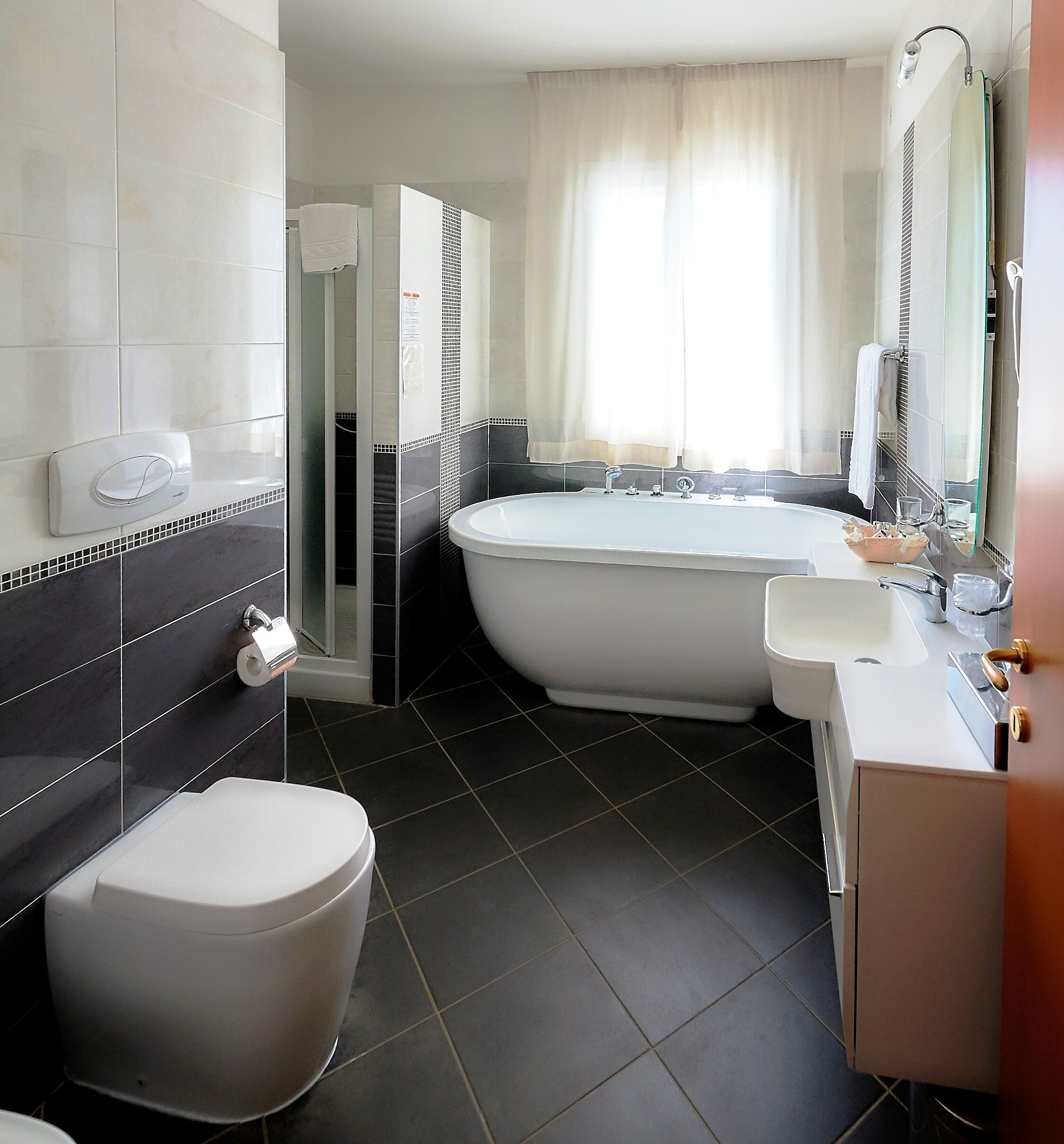 family suite | bathroom | free toiletries, hair dryer, bidet, towels