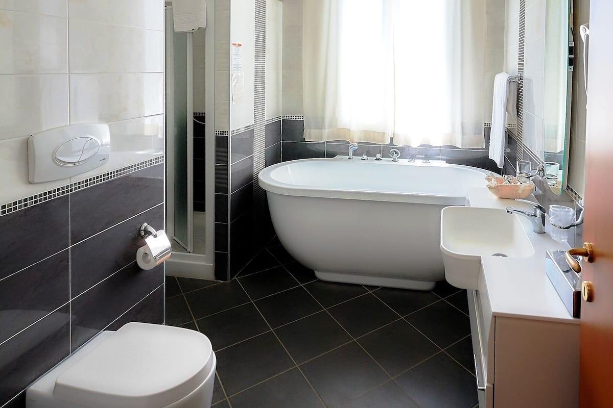 family suite | bathroom | free toiletries, hair dryer, bidet, towels