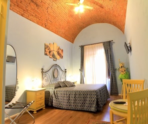 In-room safe, individually decorated, desk, soundproofing - Hotel La Terrazza di Montepulciano (Montepulciano)