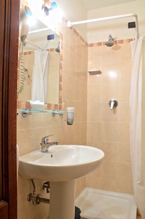 Quarto triplo | Banheiro | Chuveiro 