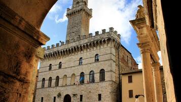 Um edifício histórico com uma torre imponente e janelas em arco.