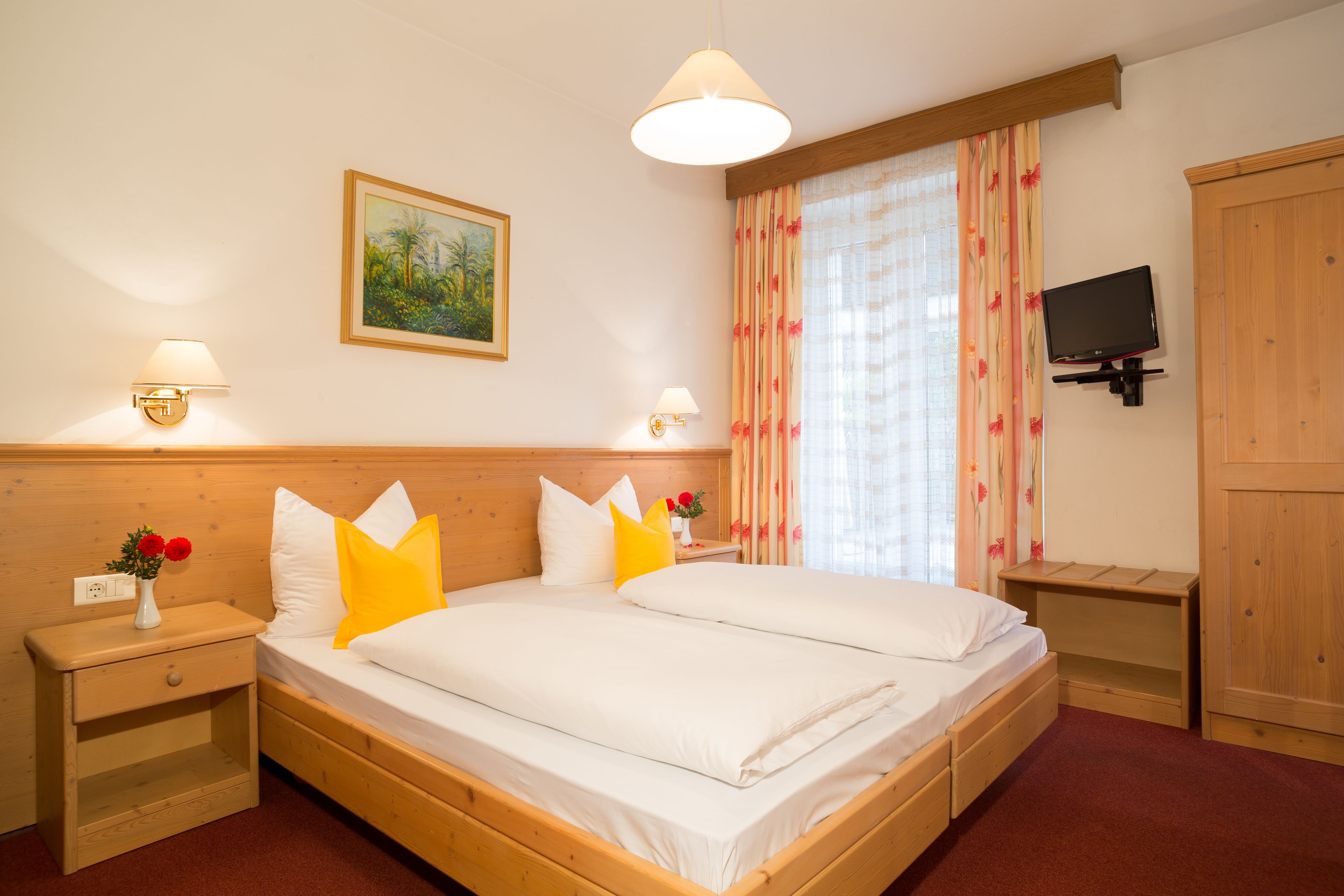 standard room | 1 bedroom, in-room safe, desk, cots/infant beds