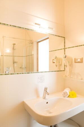 Standard Room | Bathroom