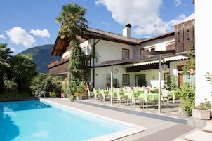 Exercise/lap pool