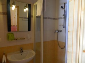 Standard Room | Bathroom | Combined shower/bathtub, towels