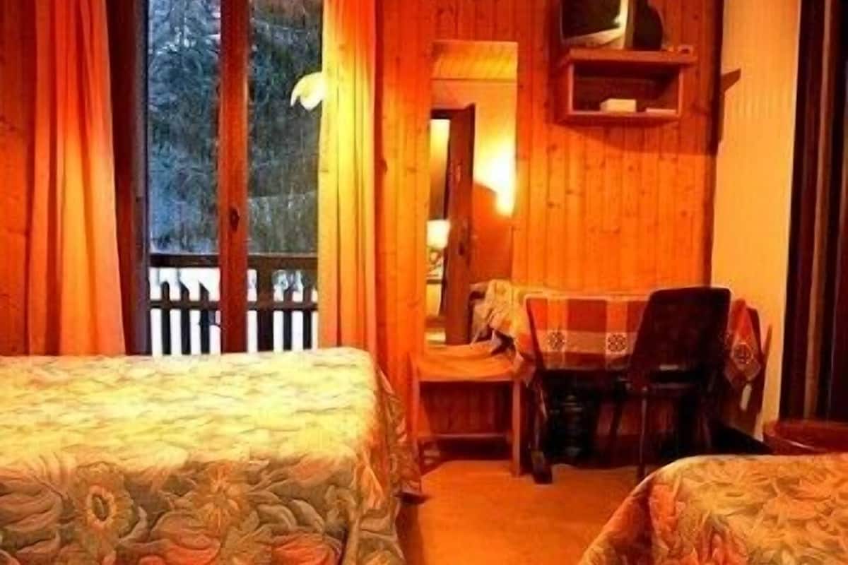 desk, free cots/infant beds, free wifi