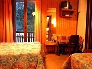 Desk, free cots/infant beds, free WiFi