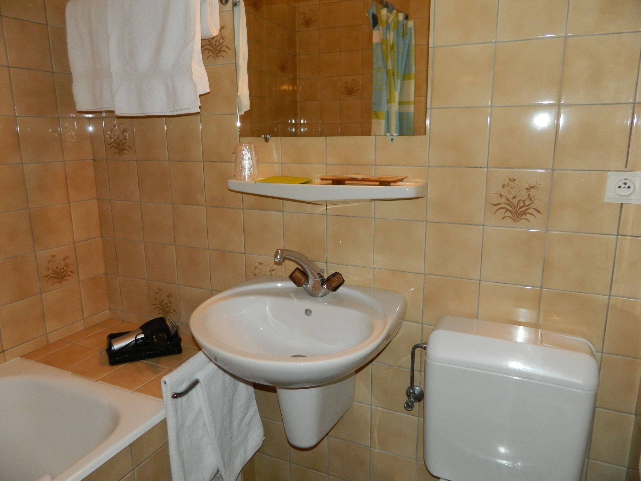 combined shower/bathtub, towels