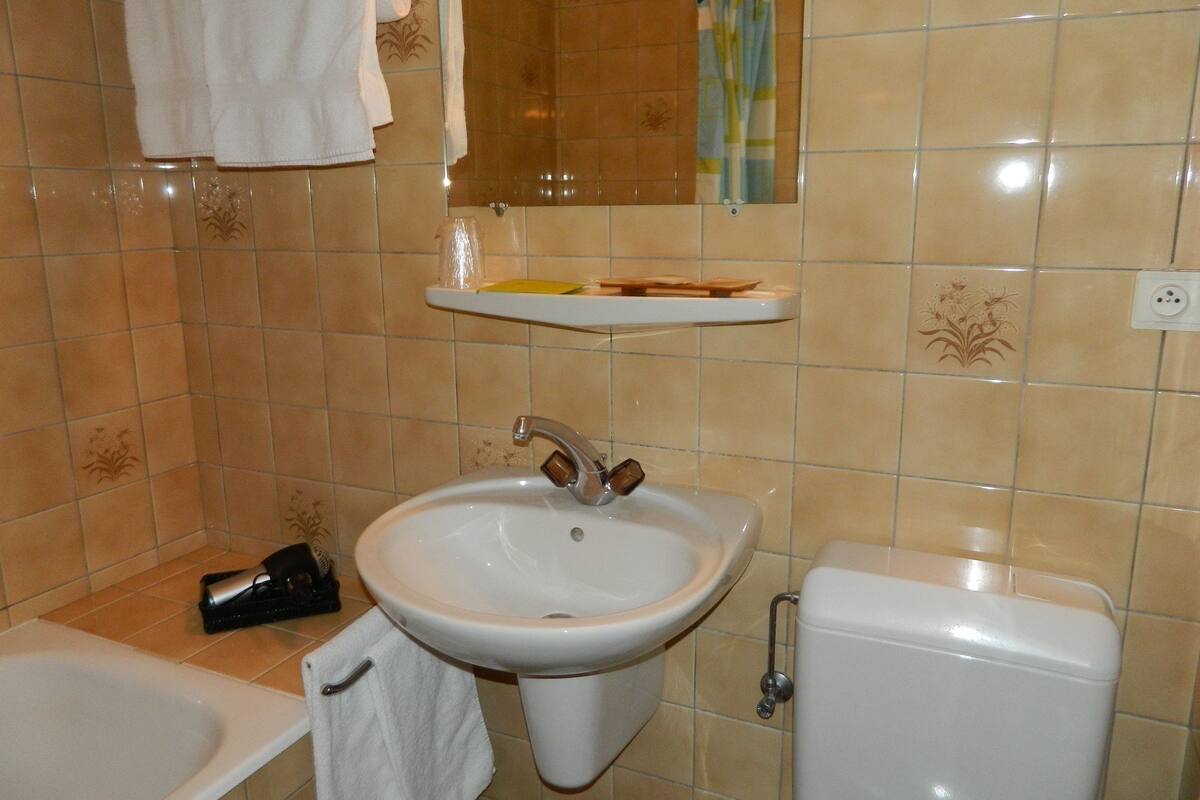 combined shower/bathtub, towels