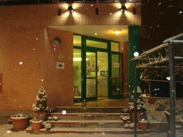 Fachada de la propiedad por la tarde o noche