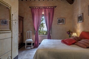 Villa, 4 Bedrooms (Villa Dipendenza) | Free cots/infant beds, bed sheets - Agriturismo La Palazzina (Murlo)