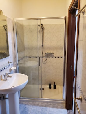 Quadruple Room, Balcony | Iron/ironing board, free WiFi - La Vela (Furore)