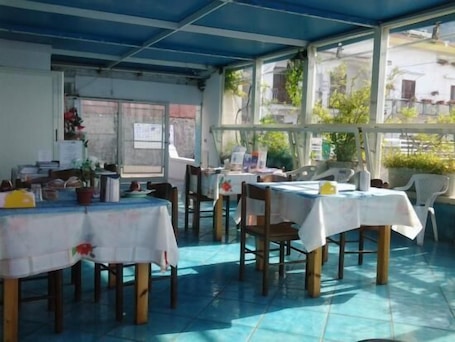 Café da manhã self-service grátis todos os dias. La Vela