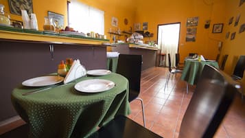 Se ofrece un desayuno a la carta (5 EUR por persona)