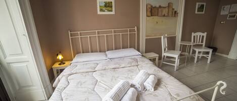 1 bedroom, Egyptian cotton sheets, premium bedding, down duvets