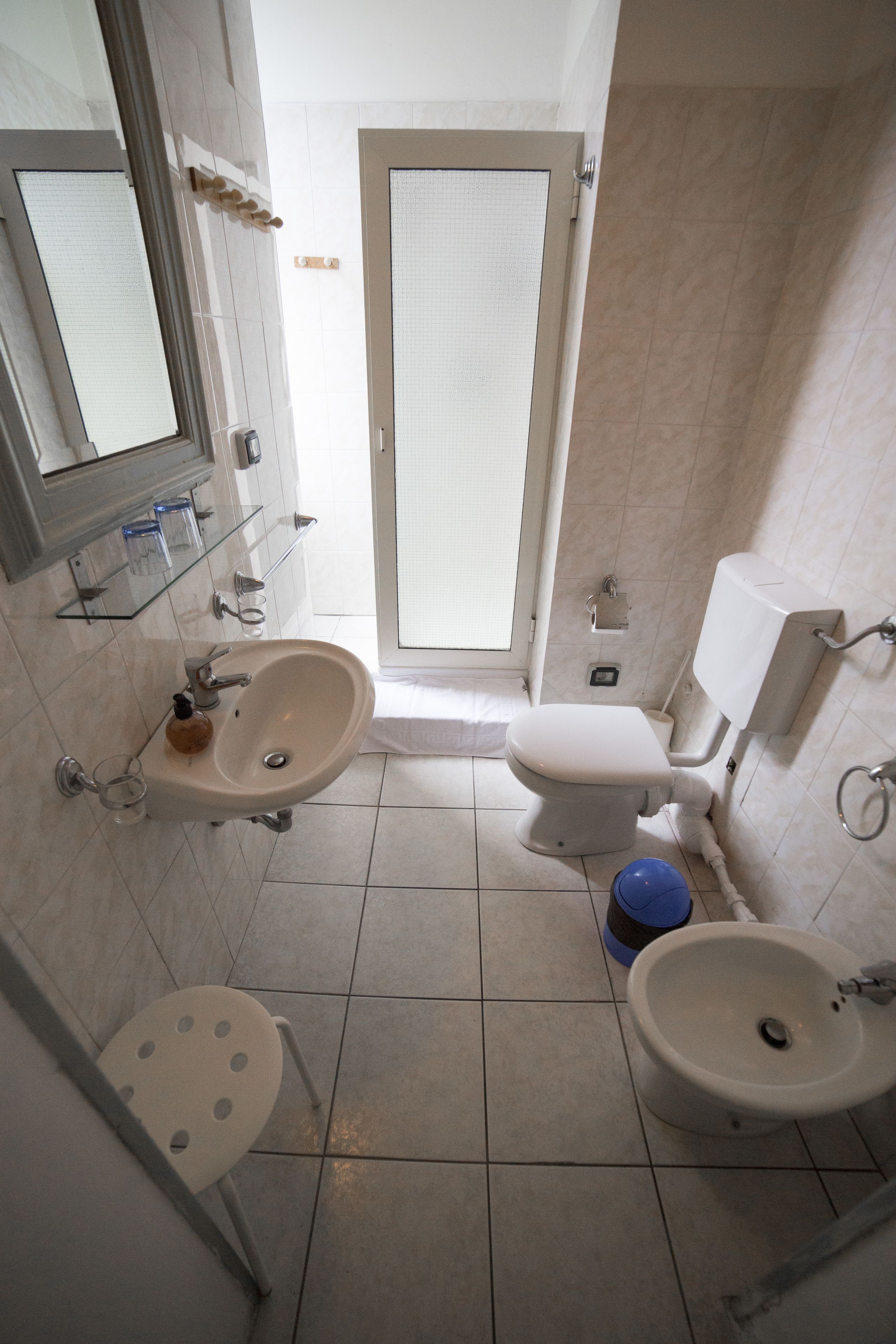 triple room | bathroom | shower, free toiletries, hair dryer, slippers