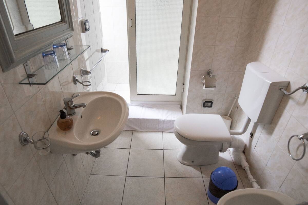 triple room | bathroom | shower, free toiletries, hair dryer, slippers