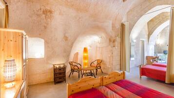 Verdunkelungsvorhänge, schallisolierte Zimmer, Babybetten, Zustellbetten