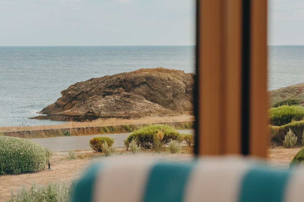 comfort double room, sea view | in-room safe, individually decorated, individually furnished, desk