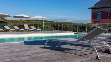 Piscine extérieure (ouverte en saison), parasols de plage