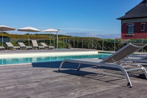 Außenpool (je nach Saison geöffnet), Sonnenschirme, Liegestühle