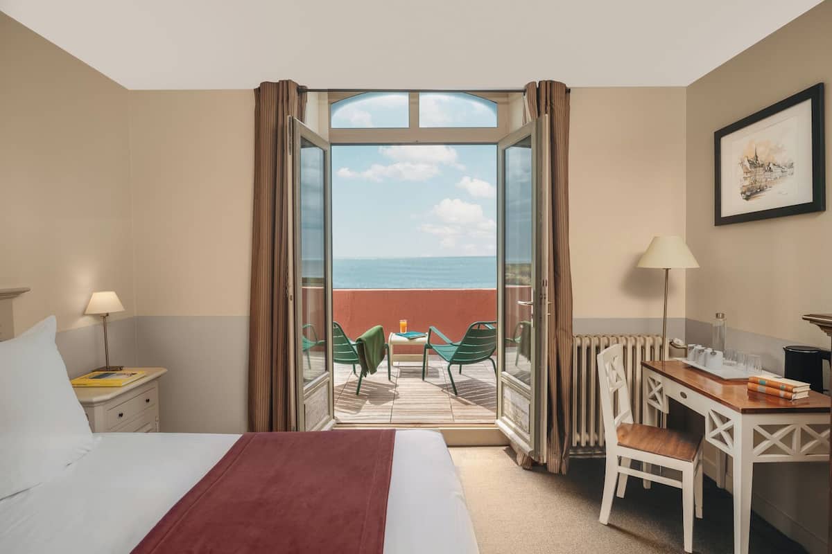 double room, terrace, sea view | in-room safe, individually decorated, individually furnished, desk