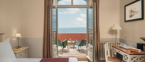 Habitación doble, Terraza, vista al mar | Caja de seguridad en la habitación y decoración personalizada