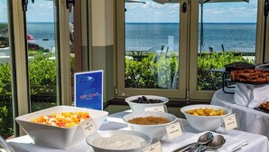 Una mesa de buffet con diversos alimentos y un letrero para el Restaurante Marie-Galante.
