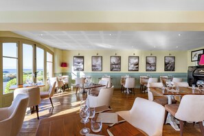 Breakfast, lunch, dinner served; French cuisine, ocean views  - Hôtel Le Grand Large (Bangor)