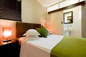 Desk, iron/ironing board, free WiFi, bed sheets - 10 on Cape (Gqeberha (Port Elizabeth))