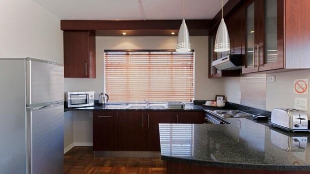 Full-size fridge, microwave, stovetop, cookware/dishes/utensils - 10 on Cape (Gqeberha (Port Elizabeth))