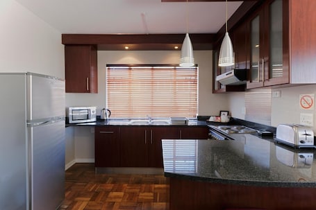 Full-sized fridge, microwave, stovetop, cookware/dishes/utensils. 10 on Cape