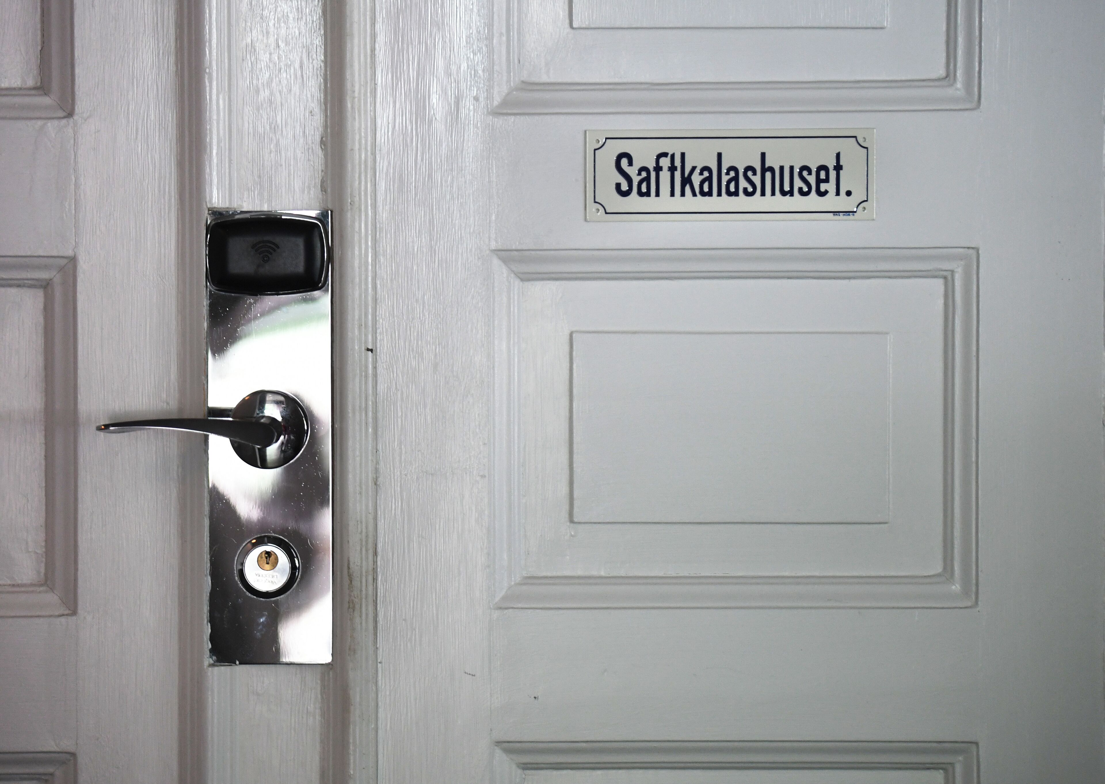 A door with a sign reading "Saffkalashuset."