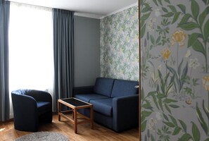 Familierom | Minibar, individuelt dekorert, individuelt innredet og skrivebord