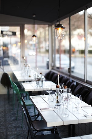 Se sirven desayunos, almuerzos y cenas; cocina escandinava. Huskvarna Stadshotell