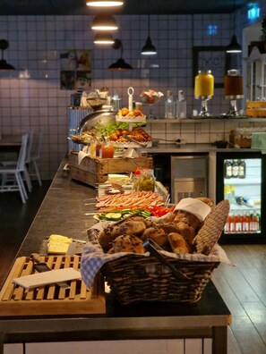 Una barra de buffet con diferentes alimentos y salsas.