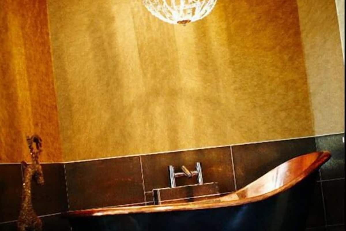 deluxe room | deep-soaking bathtub