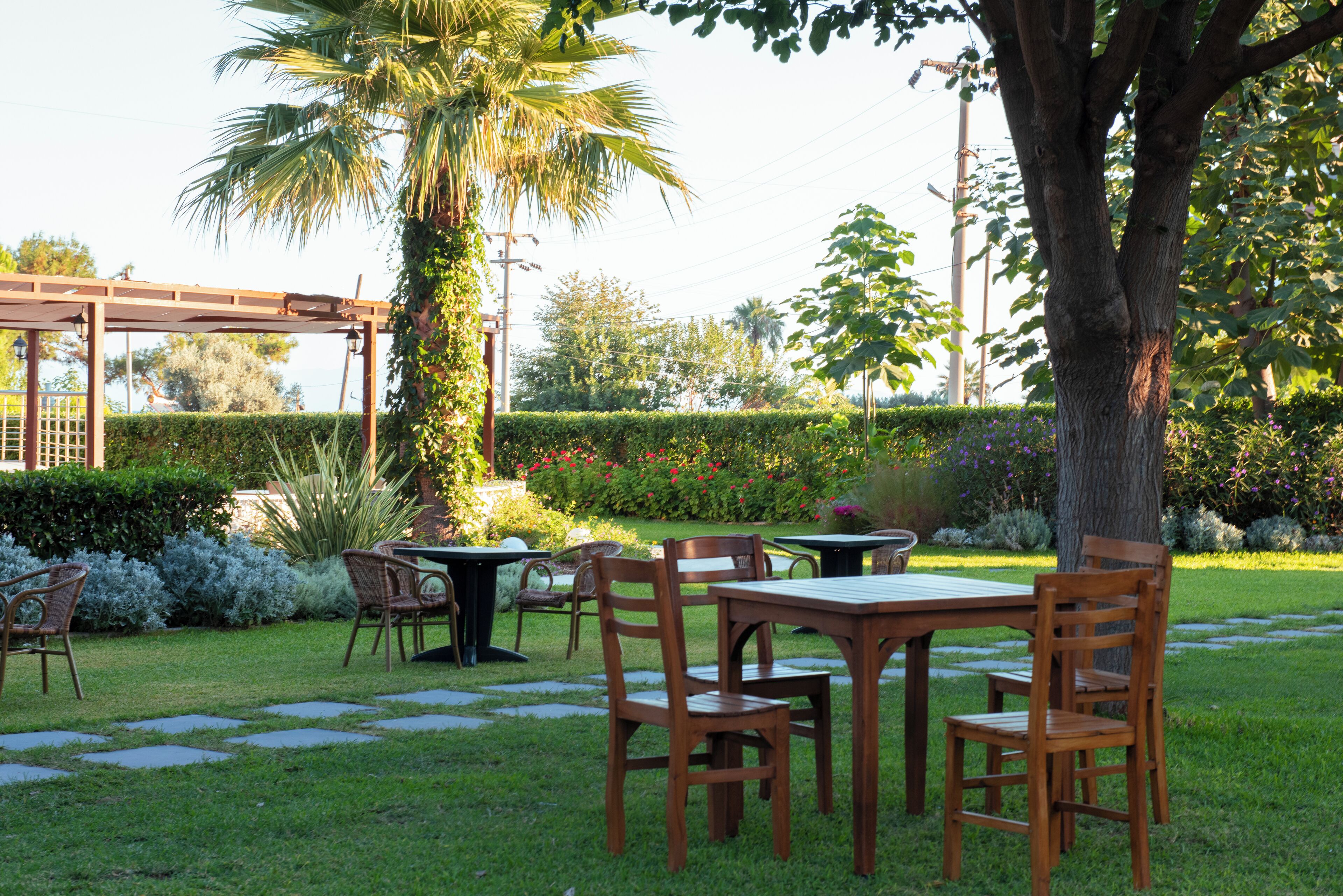 Una zona patio con posti a sedere all'aperto e un pergolato.
