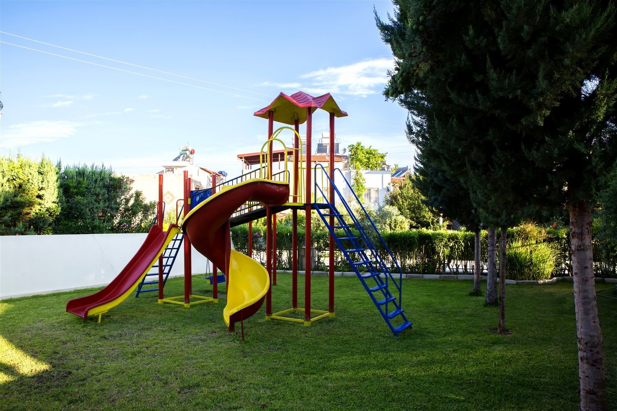 Un parque infantil con tobogán y estructuras para escalar.