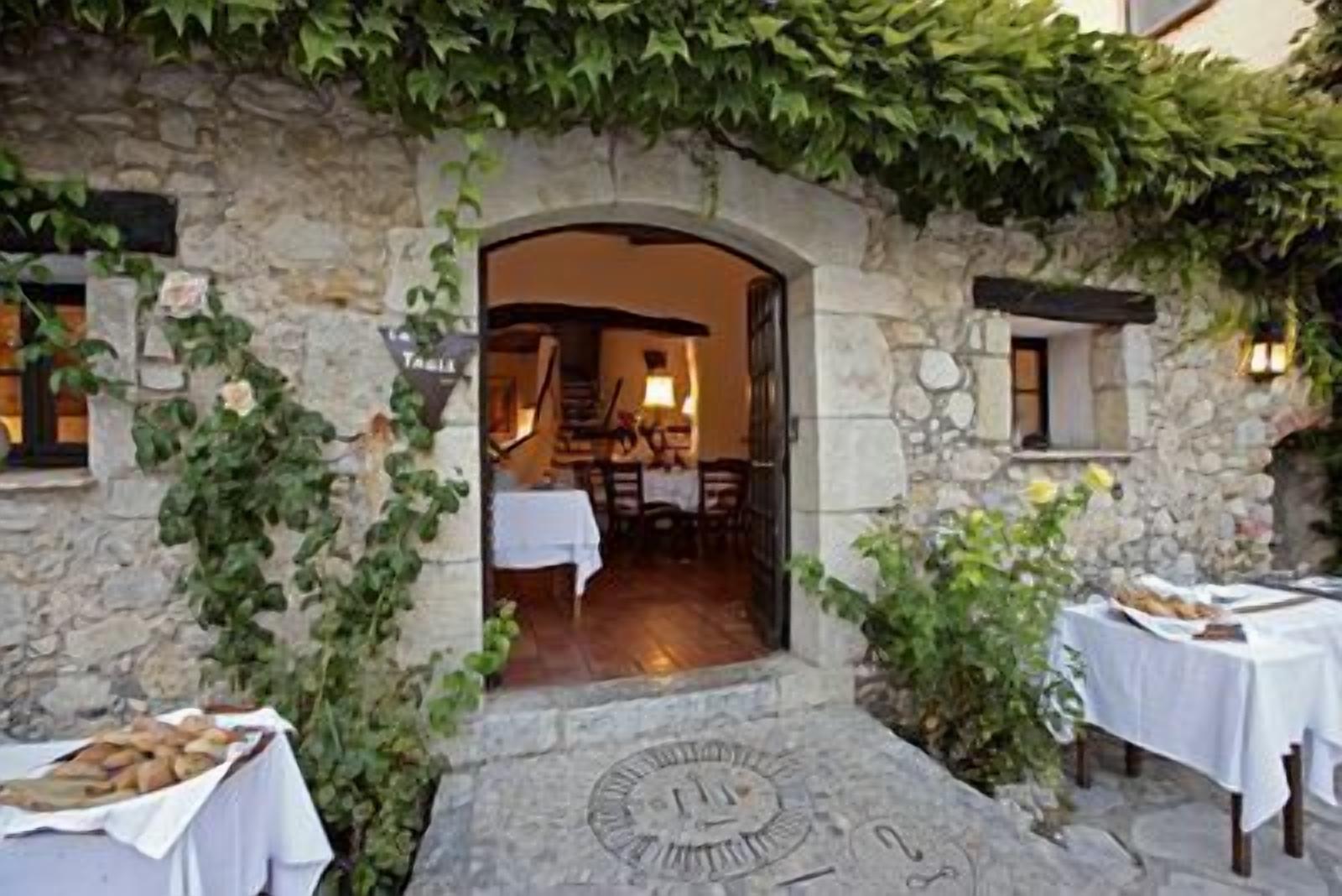 2 restoran, melayani makan siang, makan malam; sajian masakan Prancis