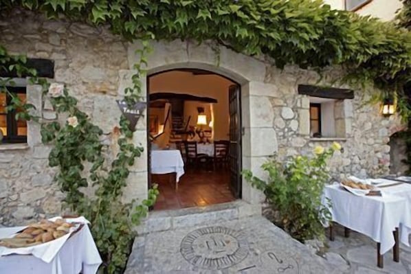 2 Restaurants, Mittagessen, Abendessen, französische Küche