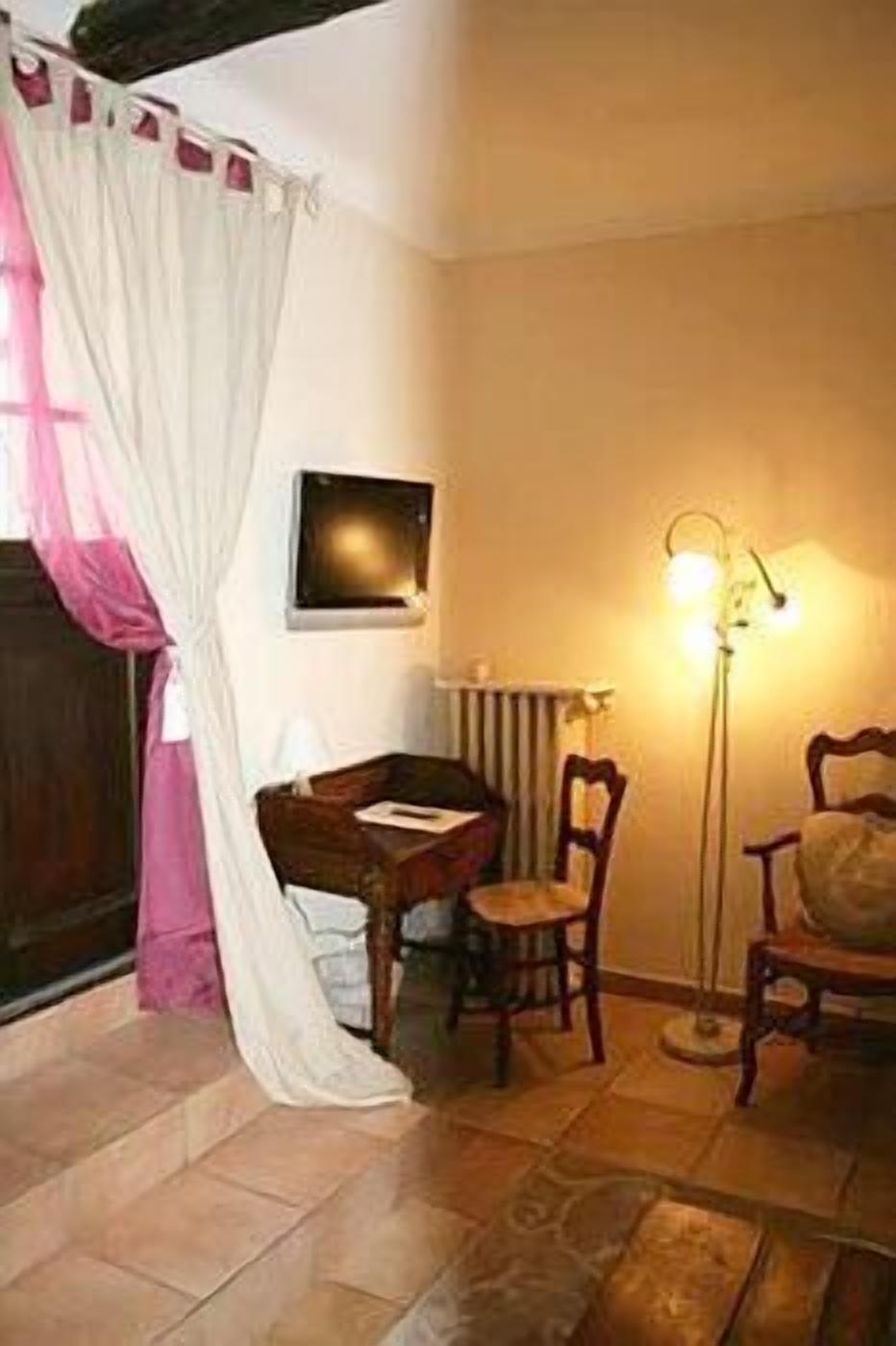 flat-screen tv, ipad, computer