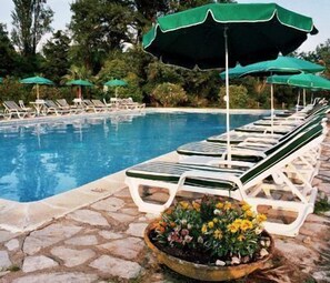 Seasonal outdoor pool, pool umbrellas, pool loungers - Moulin de la Camandoule (Fayence)