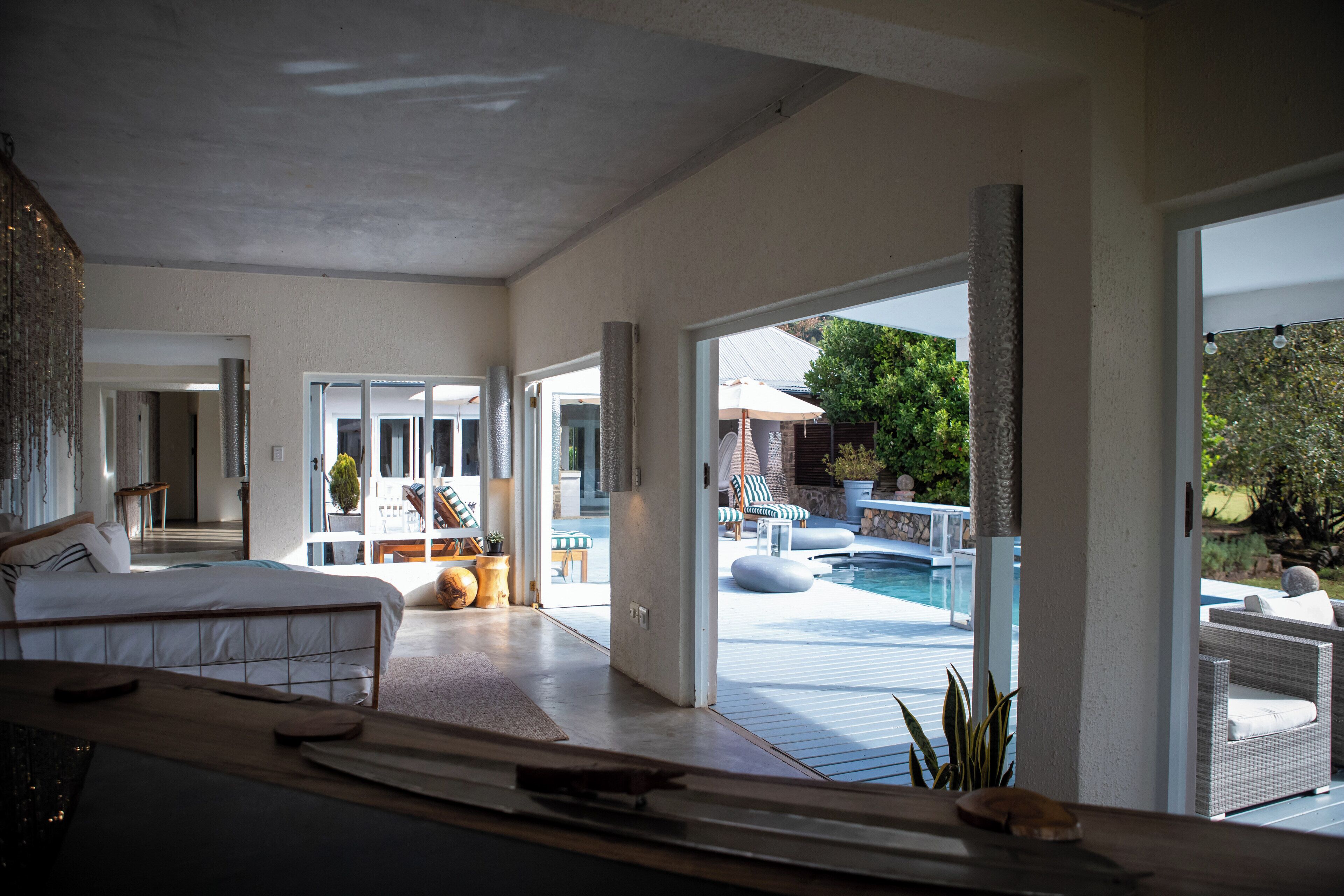 室外游泳池，提供泳池遮陽傘和日光浴躺椅