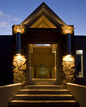 Voorkant accommodatie - avond/nacht