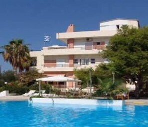 Utendørsbasseng og solsenger